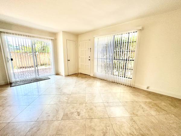 $3,495 / 3br - 1113ft2 - Corner Unit Townhome In UTC Area -Community Pool (4331 Caminito del Zafiro, UTC Area)64037044772866124