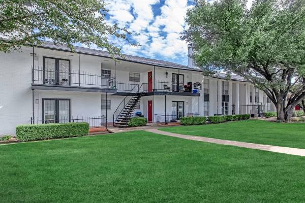 $1,030 / 1br - Gas Stove, 9Ft Ceilings, Pet Friendly (2217 Ridgmar Blvd, Fort Worth, TX)63846410757377120