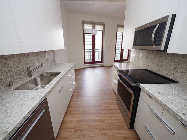 $1,250 / 1br - Amplio apartamento de dos pisos de 1 dormitorio y 1 baño con estilo de adosado. (San Diego, CA)63657173738115120