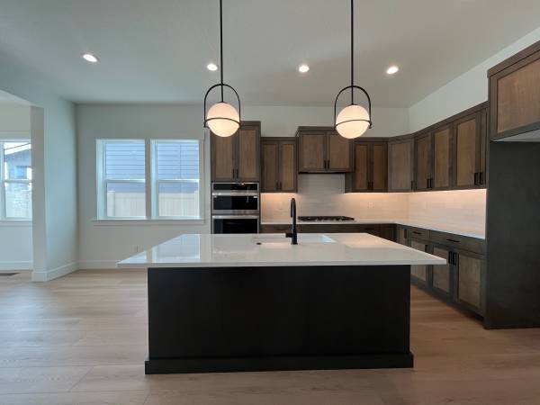$2,995 / 3br - 2223ft2 - 9 month lease with option to renew! (Eagle)64205430949377124