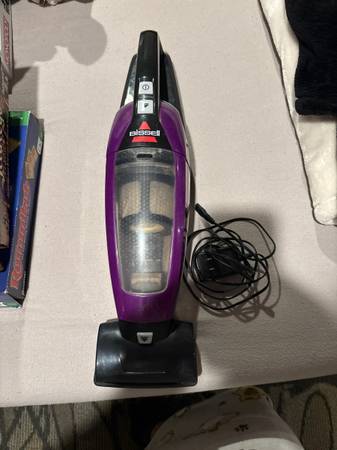 Bissell Handheld Vaccuum with Charger 1
