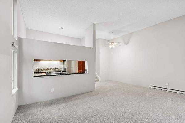 $2,250 / 2br - 1145ft2 - Cubiertas para ventanas, Sala de recreación, Mantenimiento en el lugar (50 Kerr Pkwy, Lake Oswego, OR)63820824274049122