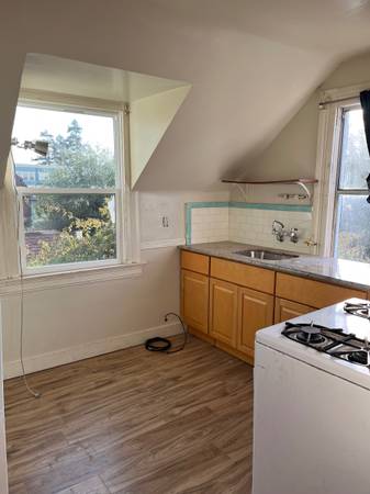 $1,900 / 1br - 400ft2 - SUNNY STUDIO.TRIPLEX,  BART, BERK BOWL MKT., GARDN (berkeley)63890316619522123