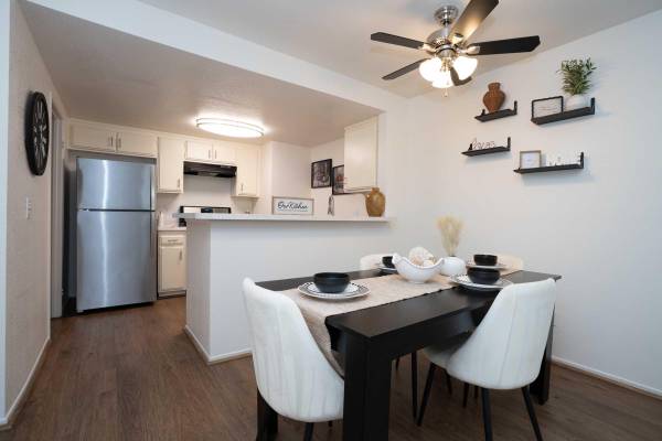 $2,739 / 3br - 1049ft2 - 3/BD, Cocina Spaciosa con Despensa, Listo para Cable (27303 N. Sara St., Los Angeles, CA)63953218659330124
