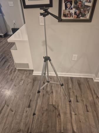 Samsonite Aluminum Camera Tripod with 3-Way Pan Head and Quick-Release 1