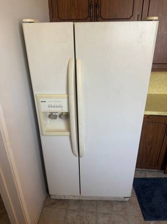 Kenmore Coldspot Refrigerator 2-door with ice machine freezer white 1