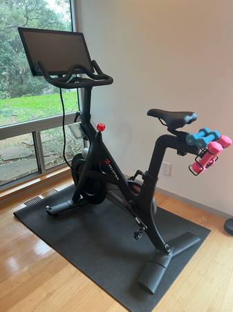 Peloton bike - excellent condition + heart monitor 1