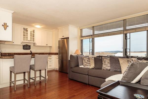 $428,900 / 2br - 748ft2 - Beautiful 2-bed 1-bath condo in Belmont for sale (Belmont)63802024761345120