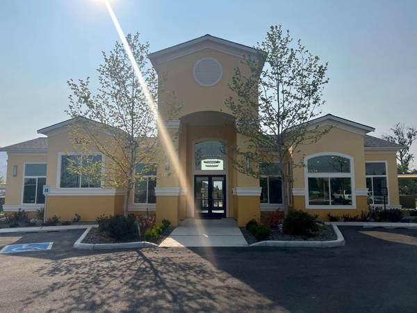 $2,060 / 2br - 985ft2 - 1st month FREE! Ground Floor no stairs! No carpet! (Wenatchee)63690720100993122