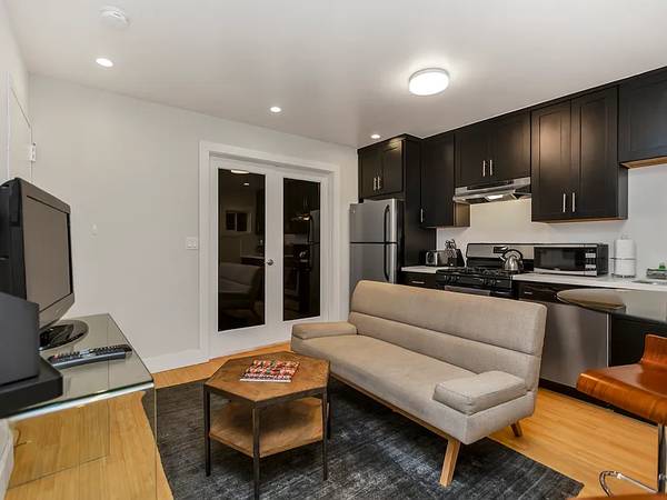 $2,150 / 2br - Spacious 2BR/1BA Apartment w/ Hardwood Floors & In-Unit Laundry (San Francisco)63772893868803123