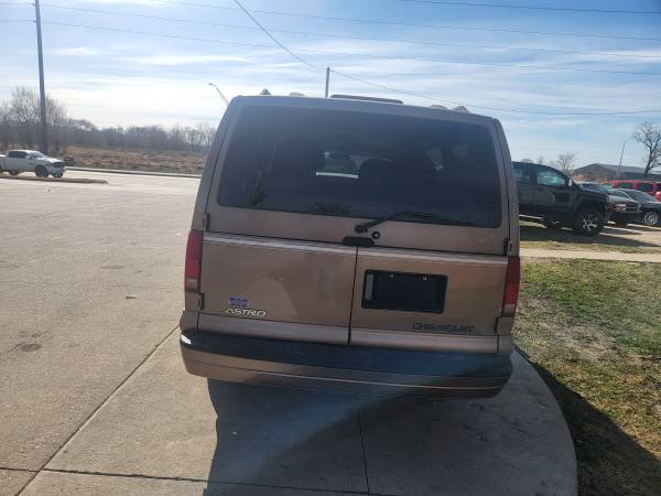 2001 chevy Astro Van - $3,950 (west des moines)63613553879811122