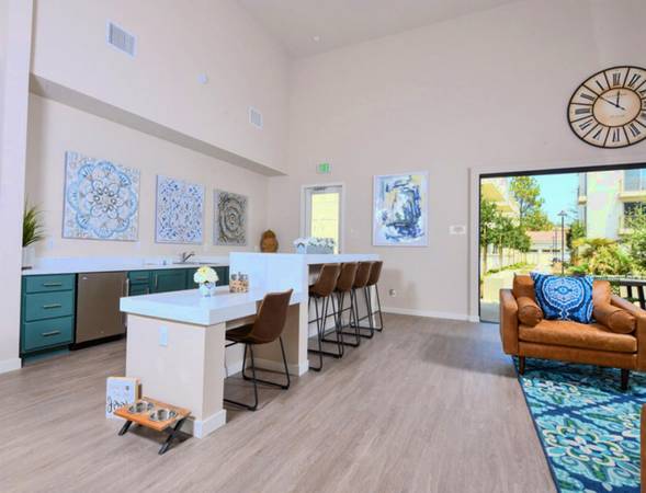 $2,595 / 1br - Amplio armario empotrado | Pista deportiva - Piscina y spa con estilo de resort (Vista)63865814812545121