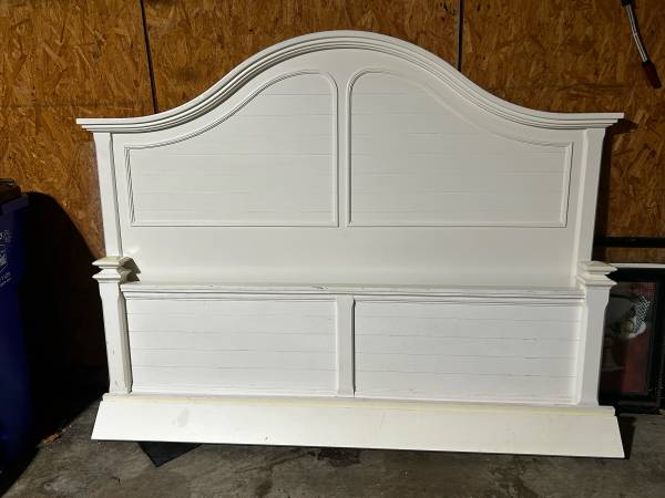 Broyhill king Headboard, footboard and rails 1