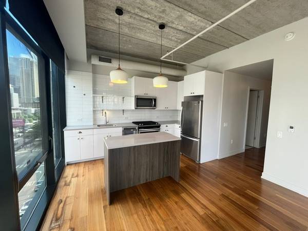 $2,700 / 1br - Beautiful 1 bed with washer/dryer, hw floors, and stainless (River North/Gold Coast)63781303099395122