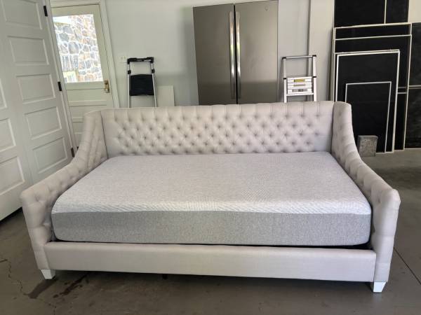 Restoration Hardware RH Baby & Child Devyn Tufted Daybed, twin size 1