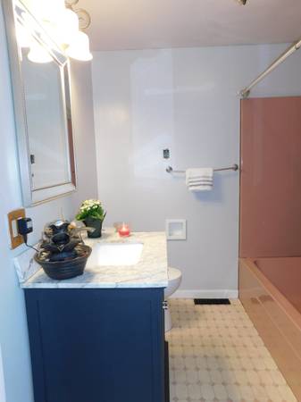 $1,350 / 1br - 1 Bedroom/ 1 bath Private Apartment + Bonus Room (Carpentersville)64041811027459123