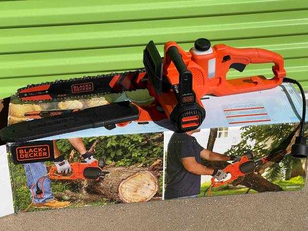 Black & Decker Electric Chainsaw 1