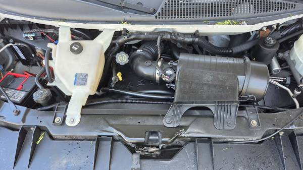 2010 Chevrolet Express - Photo 11