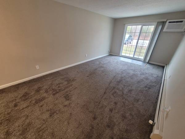 $2,100 / 2br - 937ft2 - Large 2 Bedroom Condo - Heat/Hw Included - $2100/mo (South Manchester)63931922226435120