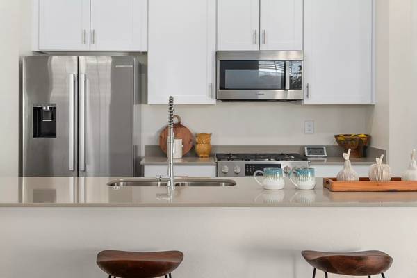 $2,089 / 2br - 1082ft2 - Cats and Dogs Welcome! We are Pet Friendly! 2 BD / 2 BA (Surprise)64024998185986124