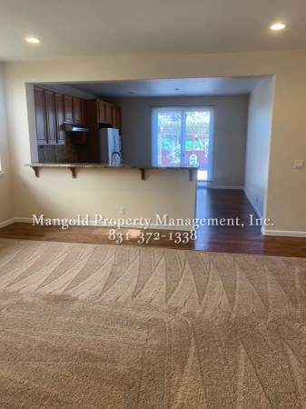 $4,050 / 2br - 1725ft2 - 2-Bed 2-Bath Home with Modern Kitchen and Fenced Back Yard in HOA (Seaside)64009499947906124