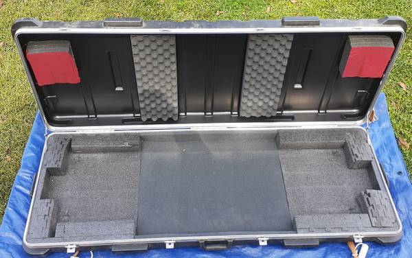 Piano Keyboard hard shell case with wheels - SKB 88-note 1
