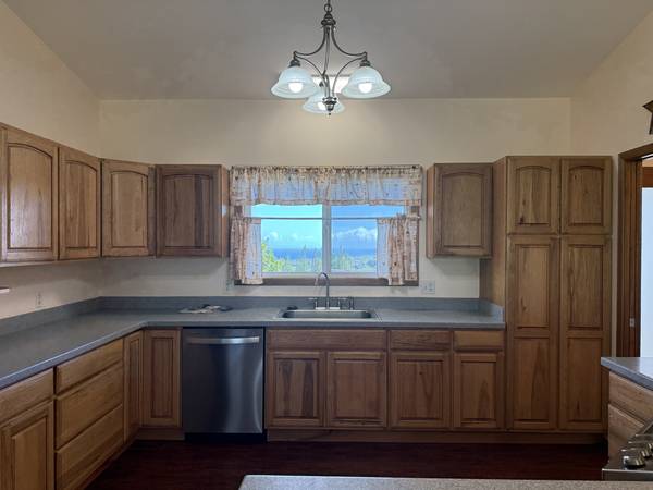 $5,000 / 4br - Beautiful and Spacious 4 Bedroom house in the heart of Kalaheo (Kalaheo)63939527774979124