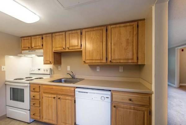 $1,380 / 2br - 810ft2 - Call for Details, Near Public Transit, Cats Welcome (Springfield)64017047076610121