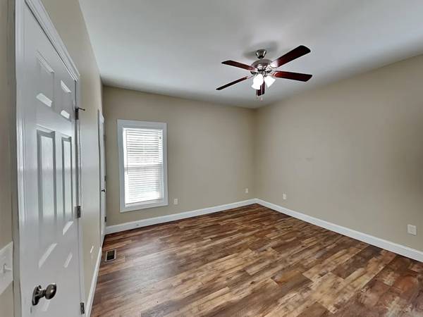 $1,200 / 3br - 1269ft2 - Recently remodeled house for rent, Great Location and Quiet (Salisbury)63925335900163123