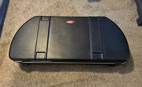 Hoyt Power Max Compound Bow & SKB Hardshell Case 1