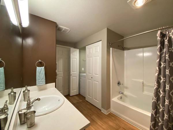 $1,555 / 2br - 878ft2 - Get Fit in Our Modern Exercise Studio (Delta Ponds/Valley River)63977274254595124