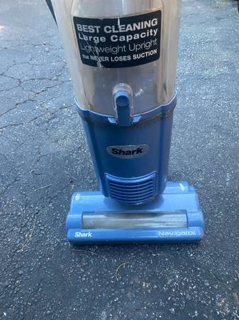 Aspiradora vertical Shark Navigator - $50 (Dawsonville)63470456853761120