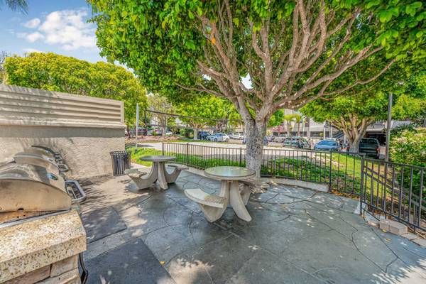 $3,245 / 2br - 1004ft2 - Sand Volleyball Court, Garage Parking, Fitness Center (3417 Lebon Dr, San Diego, CA)63775698228867124