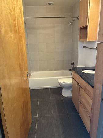 $1,550 / 2br - 1089ft2 - Sundrenched two bedroom with huge closets! (Manchester)64027110731650122