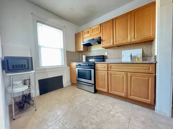 $1,275 / 3br - Habitación grande con cama queen, cerca del "JFK" tren A/J + autobús Q53/56 (Ozone Park / Howard Beach / Woodhaven / Crossbay)63949685152003122