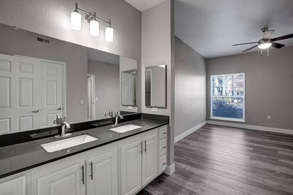 $2,260 / 2br - 932ft2 - Patio con parrilla con 4 parrillas y asientos al aire libre, parque para perros y área de corral para perros (Pocket-Greenhaven Sacramento)64043667356931121