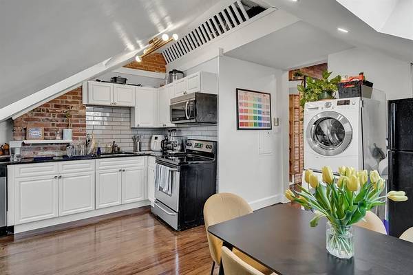 $1,600 / 1br - 750ft2 - Unique Condo (Boston)63690775711617121