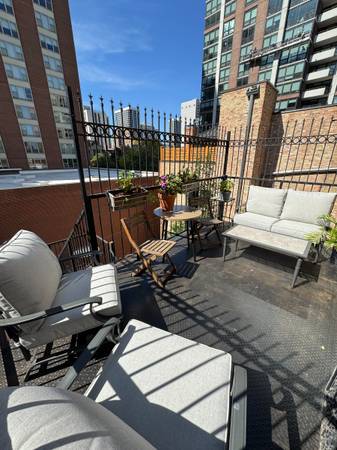 $3,500 / 2br - 1500ft2 - New! Sunny Penthouse Skylight Duplex 2B2B Historic Astor St! Reduced! (Gold Coast Astor Street)63959741912323124