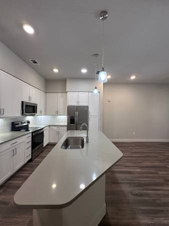 $1,366 / 1br - 819ft2 - *10 Weeks Free!* Beautiful Luxury Apartment Downtown! ~ Available Now! (Downtown ~ Nine Mile ~ Sloans Lake ~ LoHi ~ RiNo ~ MSU)63666650319745123