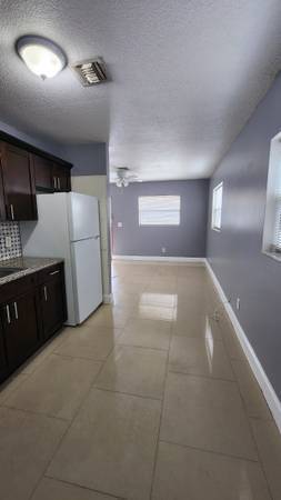 $1,700 / 2br - 1100ft2 - Huge two bedroom one bath in Pompano 1700 a month (Pompano Beach)64049277460611121