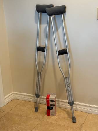 Muletas ajustables de 5'2" a 5'10" - casi nuevas - $20 (Glendora)63471429497857120