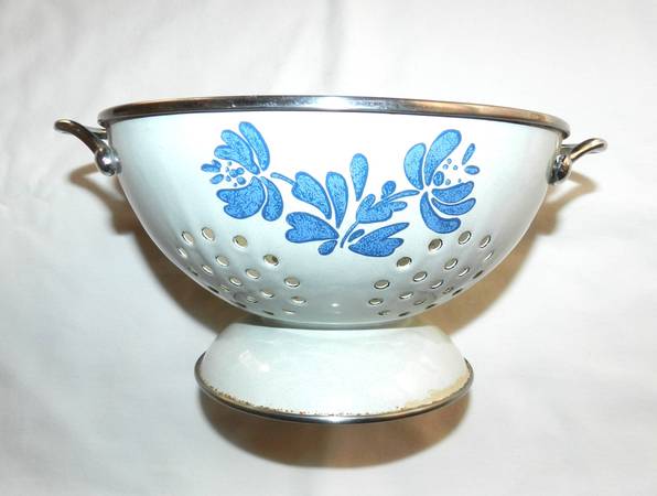 Pfalzgraff Colander Strainer, Yorktowne Pattern, White Enamel w/ Blue 1