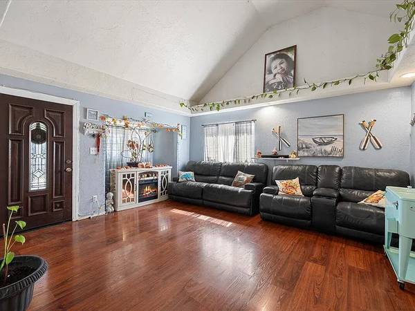 $360,000 / 4br - 1758ft2 - Beautifully Updated Home with Gourmet Kitchen & Double Family Rooms! (Medford)64318775845377124