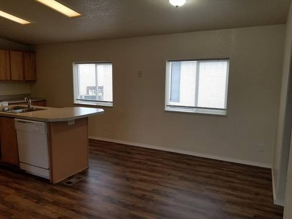 $2,700 / 3br - Woof-worthy! Our 3 Bed / 2 Bath is a pet lover's dream. (Anchorage)64014172835459121