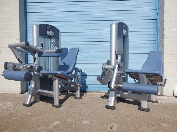 Matching Life Fitness Signature Series Seated Leg Curl and Leg Extensi 1