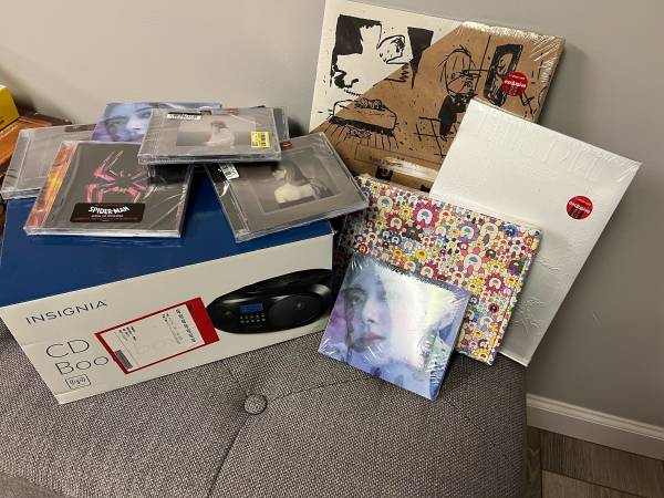 Insignia Boombox w/25 CDs, Music Memorabilia & Wireless Headphones 1