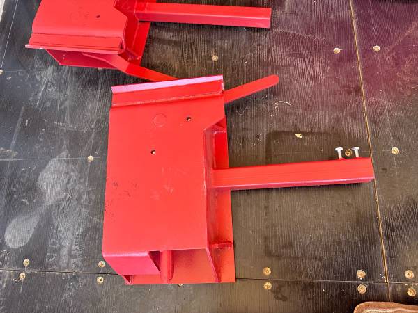Skid steer quick release bracket 1