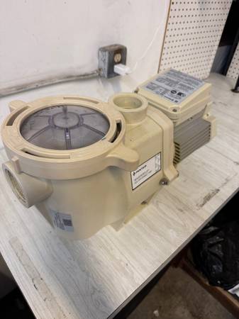 New pool pump, never used. 1