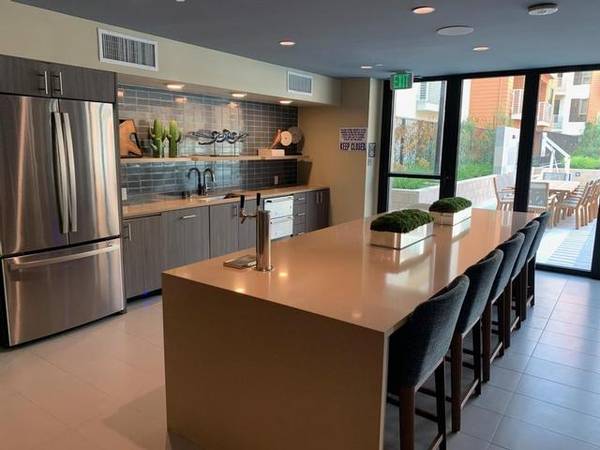 $3,521 / 1br - 785ft2 - Chimenea exterior, barbacoa, hamacas, juego de lanzamiento de sacos y asientos, armarios empotrados (san jose west)63682779564803121