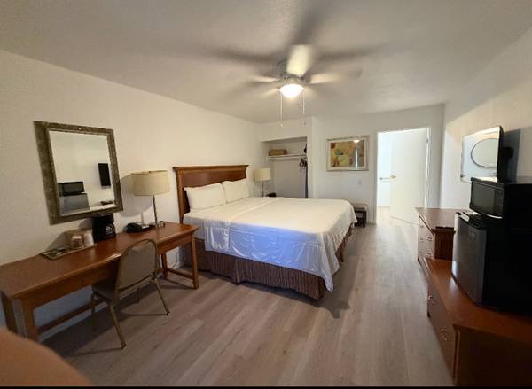 MOHAWK and Shaw Waterproof Vinyl Plank Flooring Blowout!!! 1